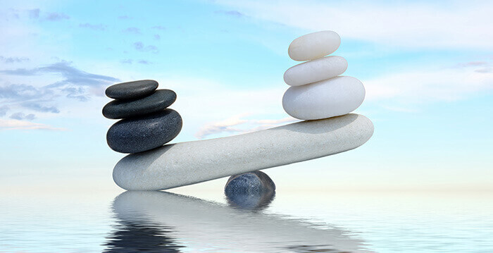 galets en équilibre réprésentant l'équilibre des doshas en médecine ayurvédique