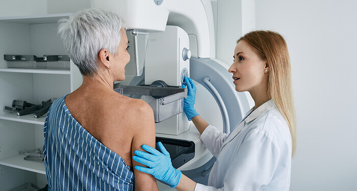femme passant une mammographie