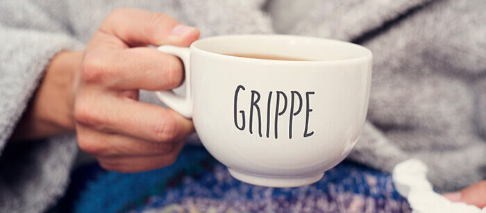 Le mot "Grippe" inscrit sur une tasse