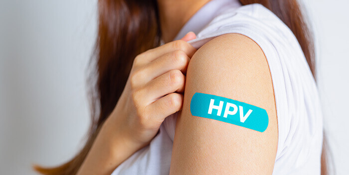Pansement sur le bras d'une femme qui vient de se faire vacciner contre le papillomavirus