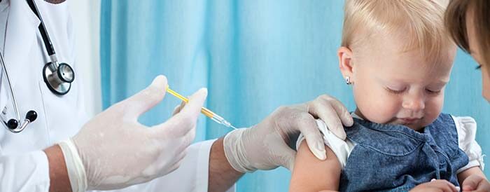 bébé en train de se faire vacciner
