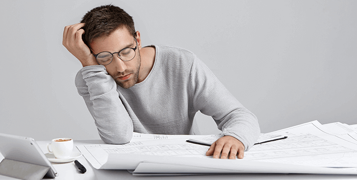 homme somnolant sur son bureau