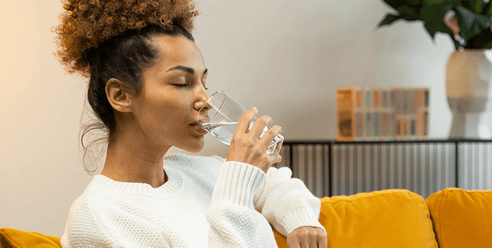 femme buvant un verre d'eau