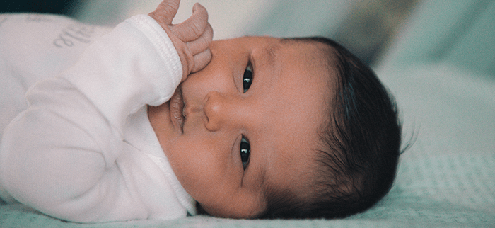 bébé couché sur le dos souffrant d'une bronchiolite