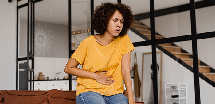 femme souffrant de ballonnments