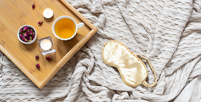 tisane relaxante favorisant le sommeil avec un masque de nuit