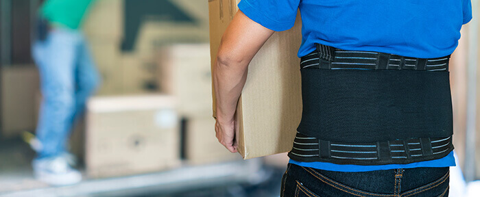 homme au travail muni d'une ceinture lombaire