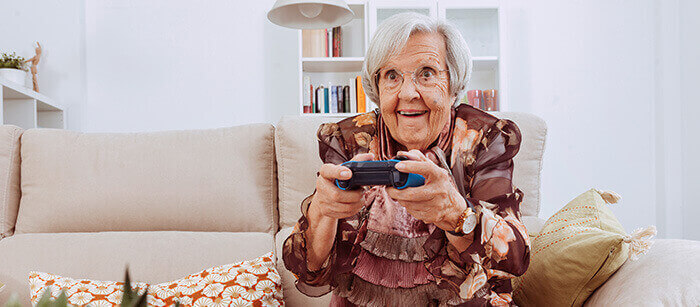 dame âgée jouant à un jeu vidéo