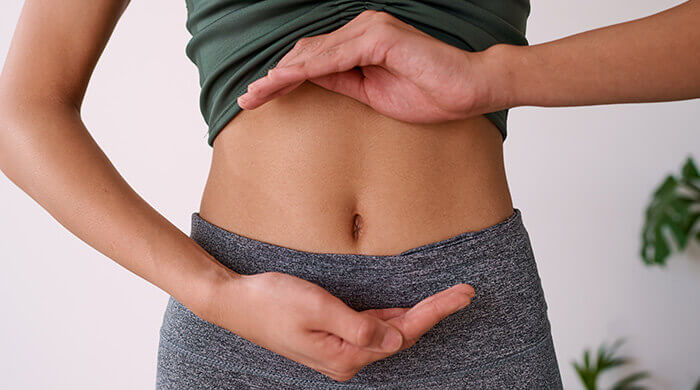 gros plan sur le ventre d'une femme