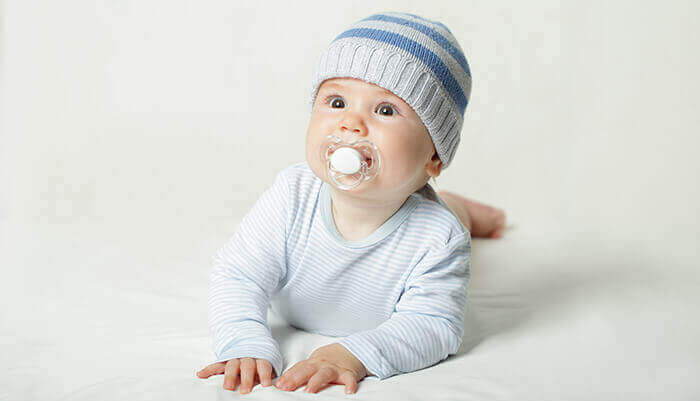 bébé avec une tétine dans la bouche