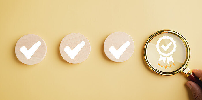 membres d'une équipe résolvant un puzzle ensemble