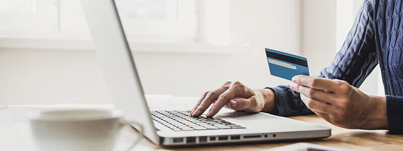 personne effectuant un paiement en ligne sur son ordinateur portable