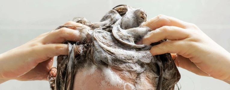 Quel shampooing choisir pour un cuir chevelu sensible ?