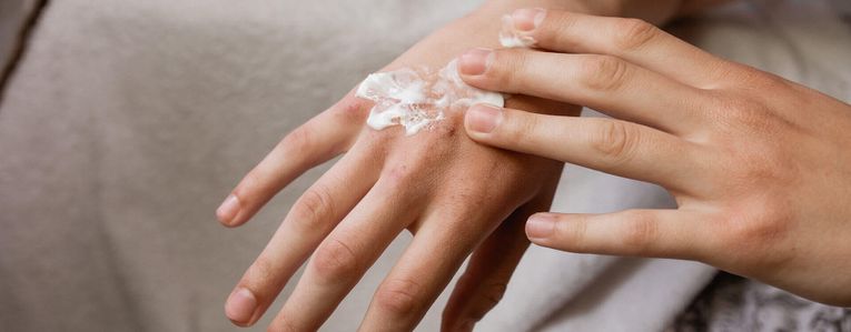 Comment soigner des mains gercées ?