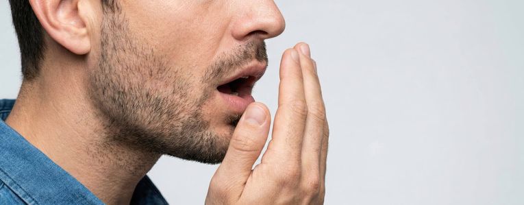 Comment avoir une haleine fraîche ? Les gestes essentiels à adopter