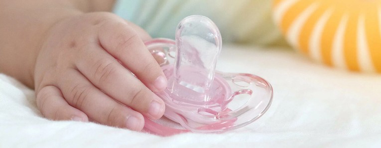 Tétine ou pouce pour bébé : avantages et inconvénients