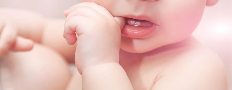 La poussée dentaire chez bébé : définition, symptômes et solutions