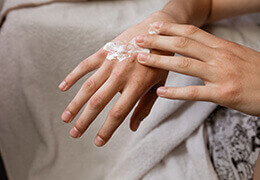 Comment soigner des mains gercées ?