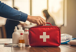 Que doit contenir une bonne trousse de premiers soins ?
